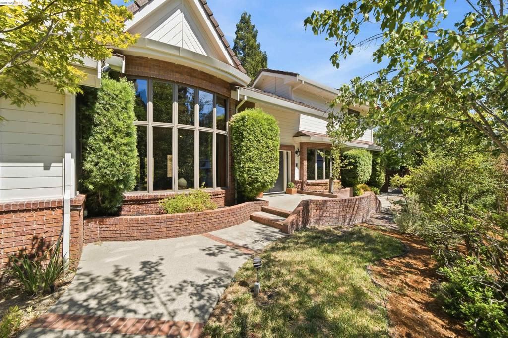 Image 1 of property listing at 3265 Greenhills Dr, Lafayette, CA 94549