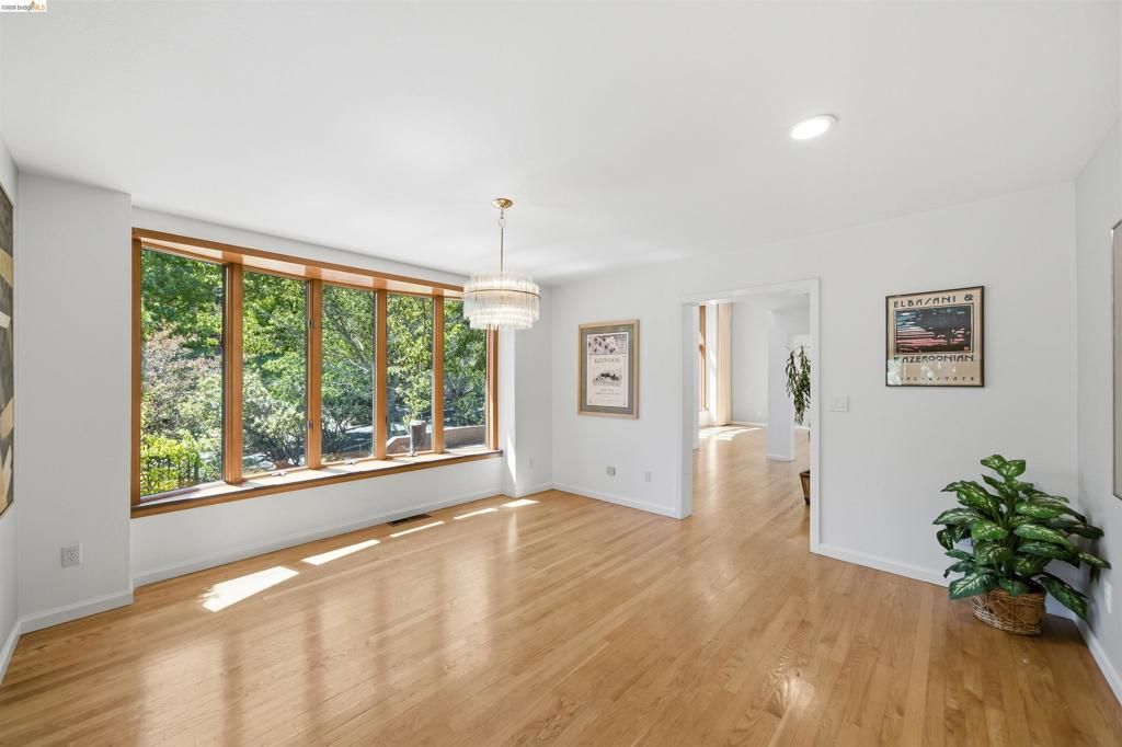 Image 11 of property listing at 3265 Greenhills Dr, Lafayette, CA 94549
