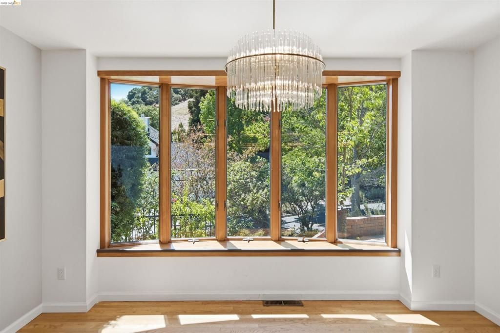 Image 12 of property listing at 3265 Greenhills Dr, Lafayette, CA 94549