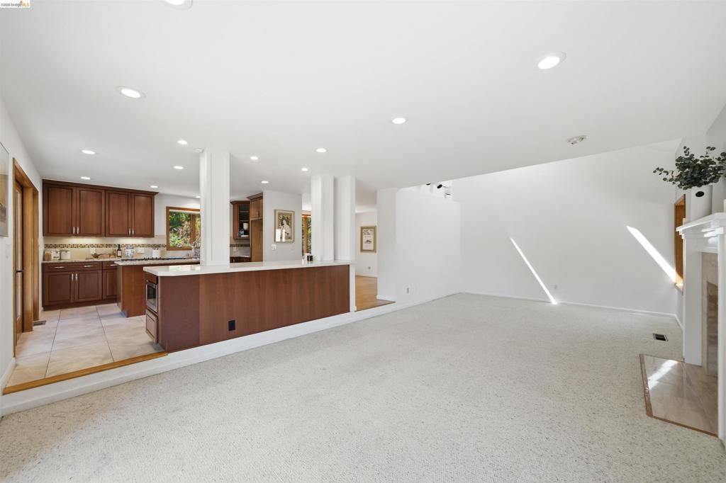 Image 15 of property listing at 3265 Greenhills Dr, Lafayette, CA 94549