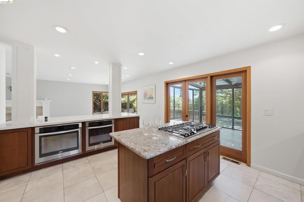Image 17 of property listing at 3265 Greenhills Dr, Lafayette, CA 94549