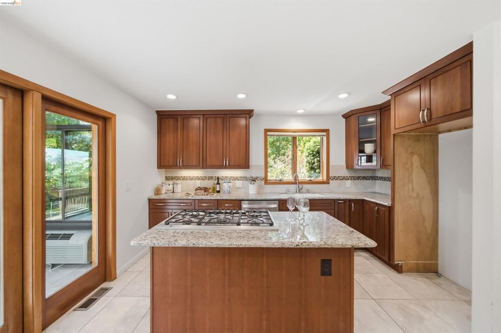 Image 18 of property listing at 3265 Greenhills Dr, Lafayette, CA 94549