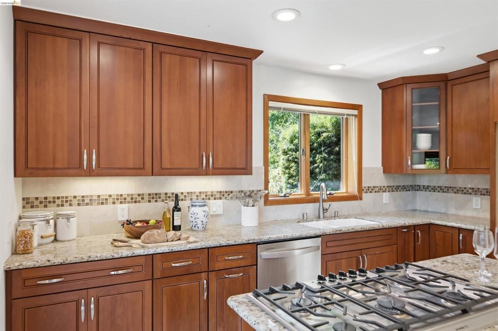 Image 19 of property listing at 3265 Greenhills Dr, Lafayette, CA 94549