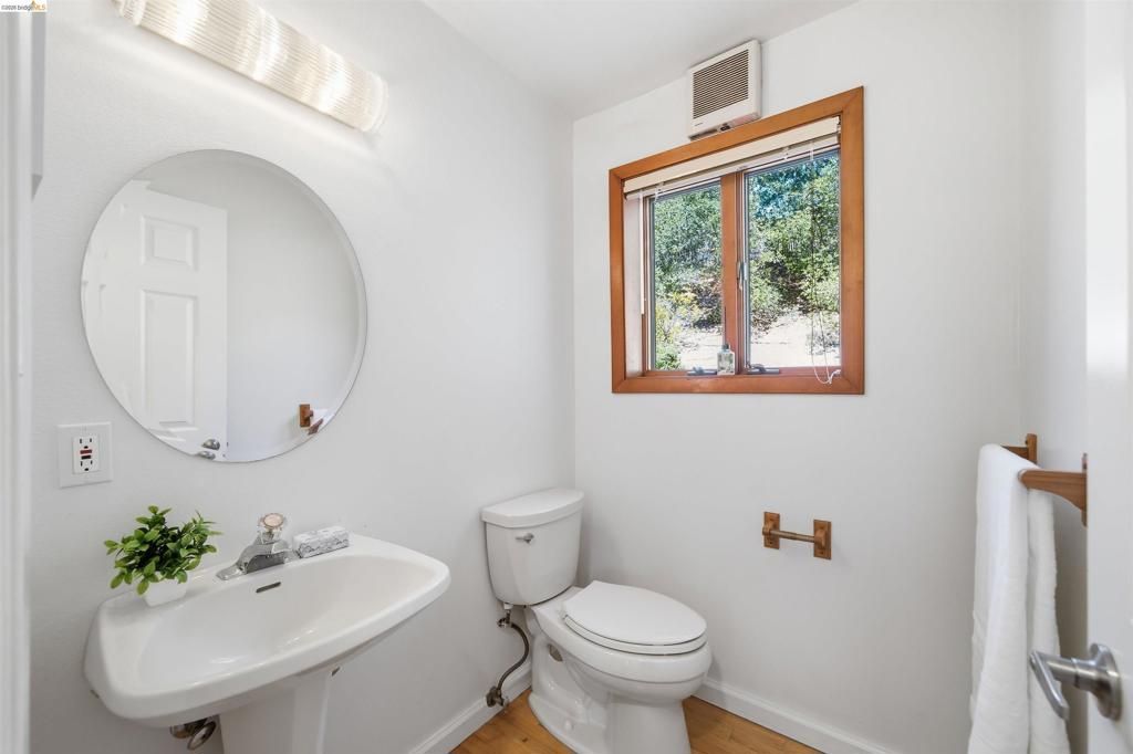 Image 21 of property listing at 3265 Greenhills Dr, Lafayette, CA 94549