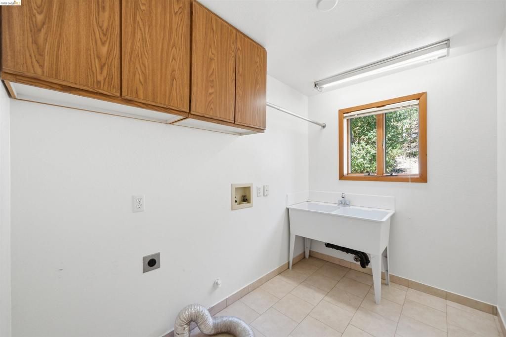 Image 24 of property listing at 3265 Greenhills Dr, Lafayette, CA 94549