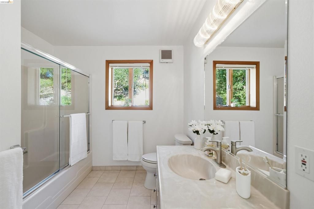 Image 25 of property listing at 3265 Greenhills Dr, Lafayette, CA 94549
