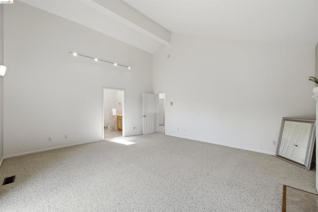 Image 28 of property listing at 3265 Greenhills Dr, Lafayette, CA 94549