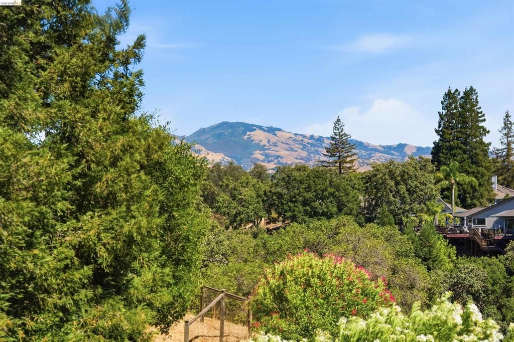 Image 3 of property listing at 3265 Greenhills Dr, Lafayette, CA 94549