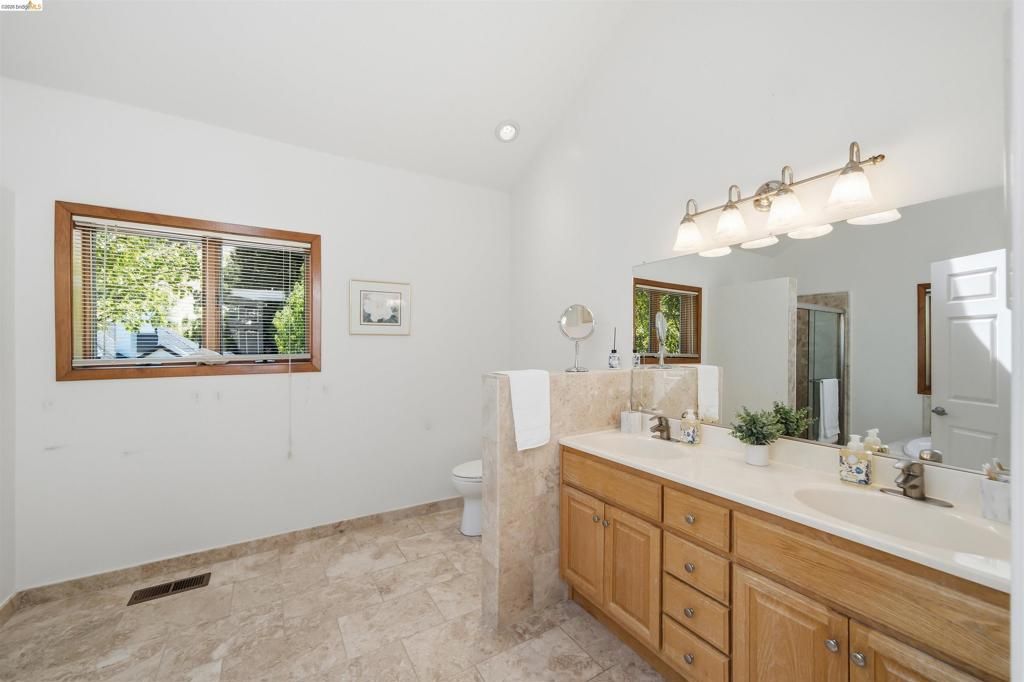 Image 30 of property listing at 3265 Greenhills Dr, Lafayette, CA 94549