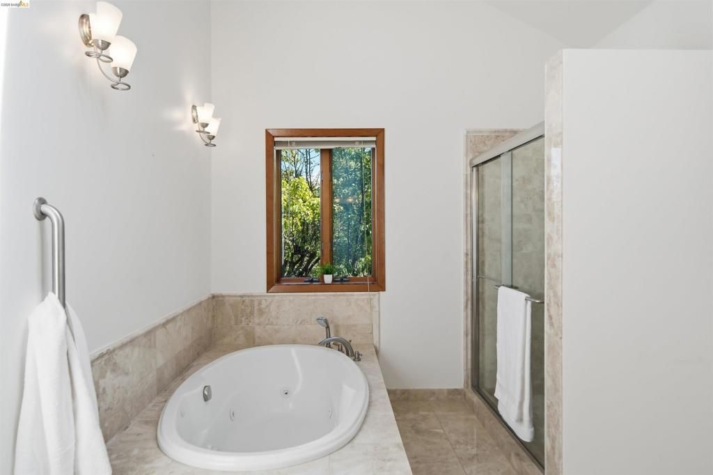 Image 31 of property listing at 3265 Greenhills Dr, Lafayette, CA 94549