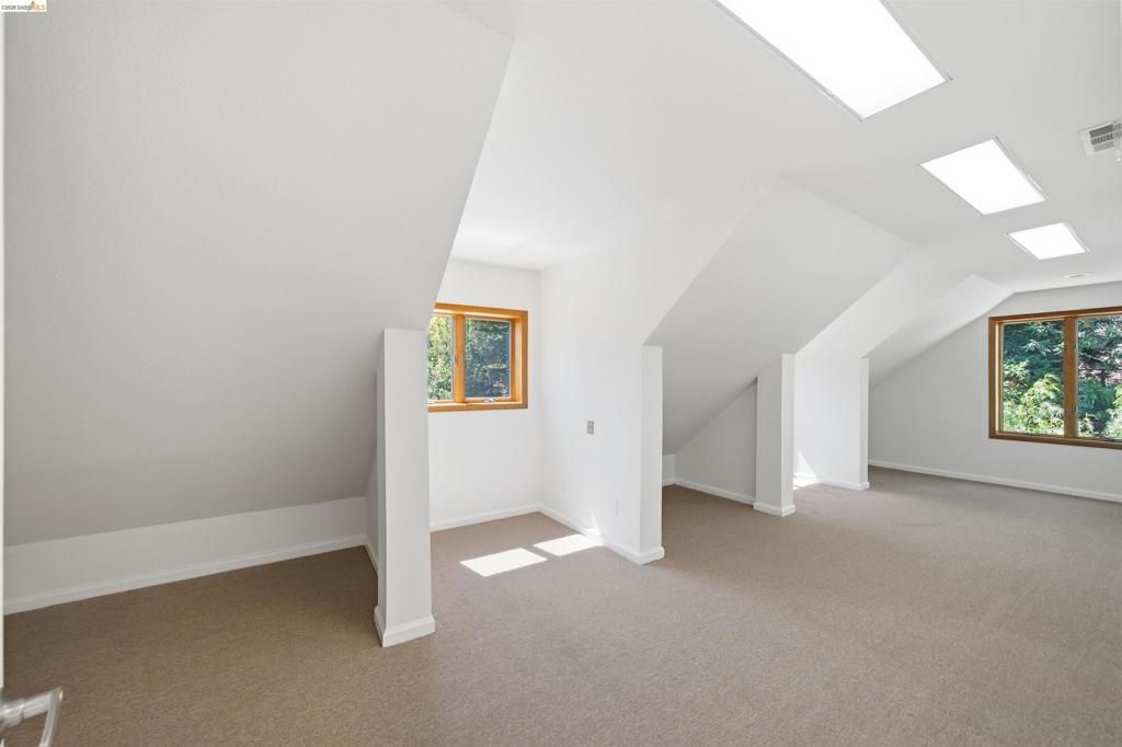 Image 34 of property listing at 3265 Greenhills Dr, Lafayette, CA 94549