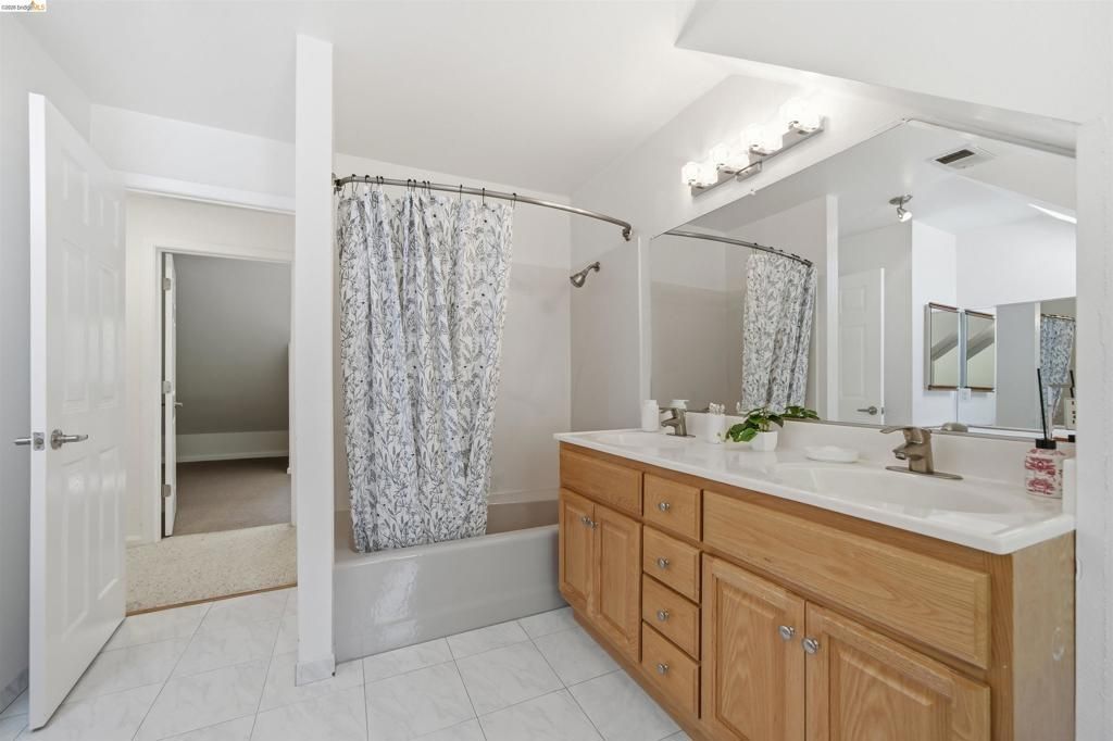 Image 36 of property listing at 3265 Greenhills Dr, Lafayette, CA 94549