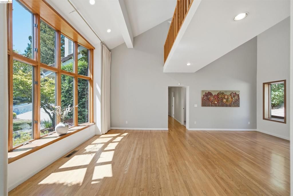 Image 4 of property listing at 3265 Greenhills Dr, Lafayette, CA 94549