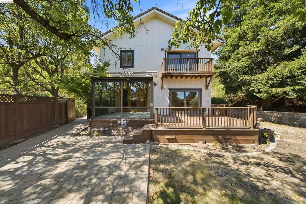 Image 45 of property listing at 3265 Greenhills Dr, Lafayette, CA 94549