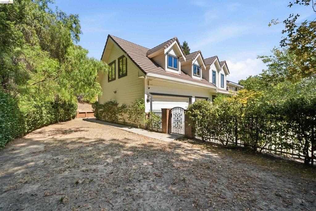 Image 47 of property listing at 3265 Greenhills Dr, Lafayette, CA 94549