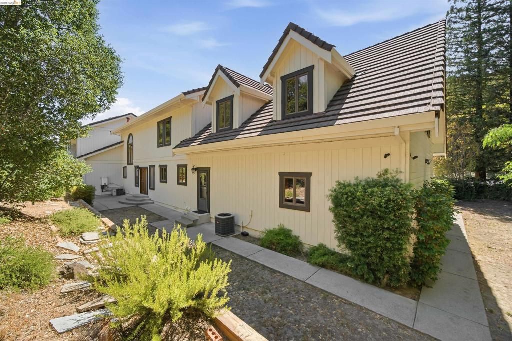 Image 49 of property listing at 3265 Greenhills Dr, Lafayette, CA 94549