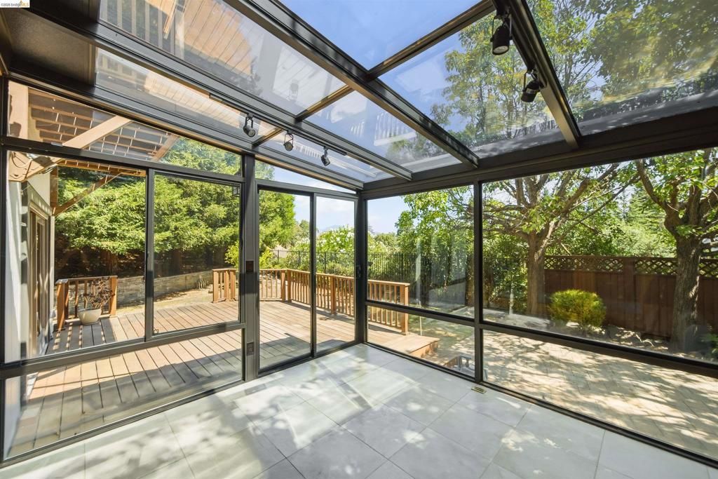 Image 5 of property listing at 3265 Greenhills Dr, Lafayette, CA 94549