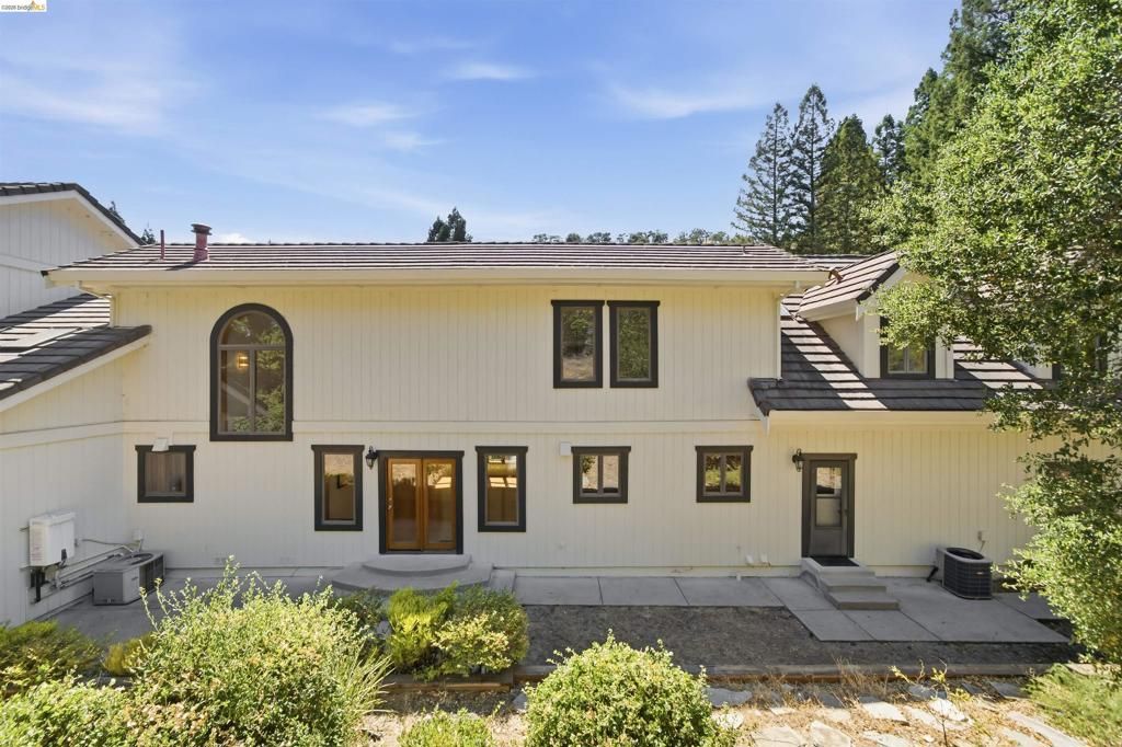 Image 51 of property listing at 3265 Greenhills Dr, Lafayette, CA 94549