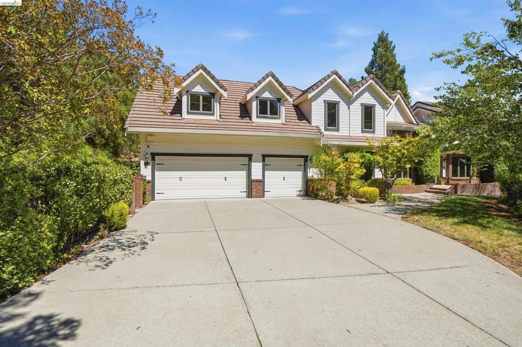 Image 6 of property listing at 3265 Greenhills Dr, Lafayette, CA 94549