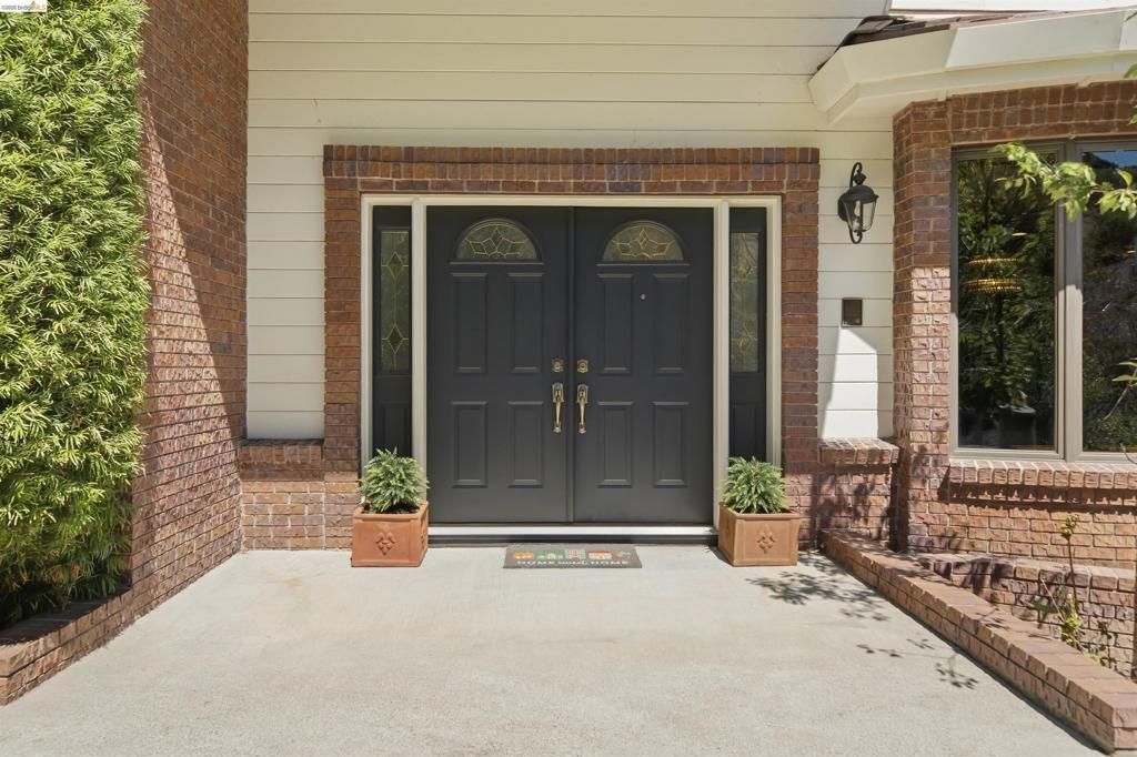 Image 7 of property listing at 3265 Greenhills Dr, Lafayette, CA 94549
