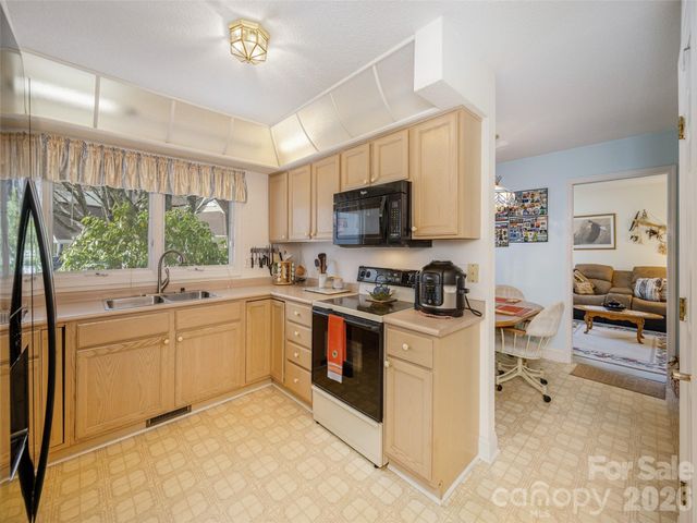 206 Black Oak Lane, Hendersonville, NC 28791