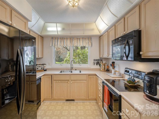 206 Black Oak Lane, Hendersonville, NC 28791