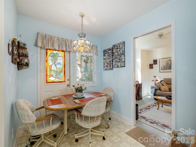 206 Black Oak Lane, Hendersonville, NC 28791