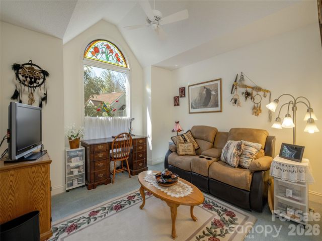 206 Black Oak Lane, Hendersonville, NC 28791