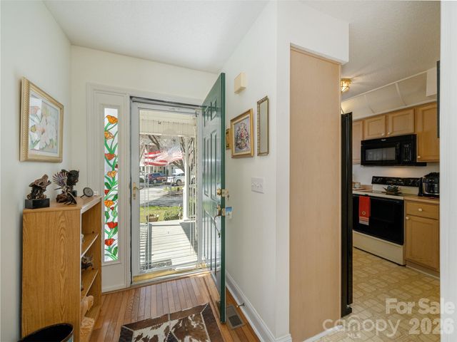 206 Black Oak Lane, Hendersonville, NC 28791