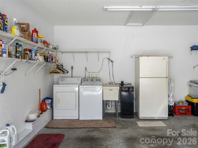 206 Black Oak Lane, Hendersonville, NC 28791