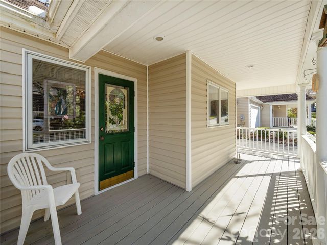 206 Black Oak Lane, Hendersonville, NC 28791