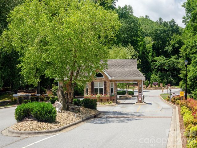 206 Black Oak Lane, Hendersonville, NC 28791