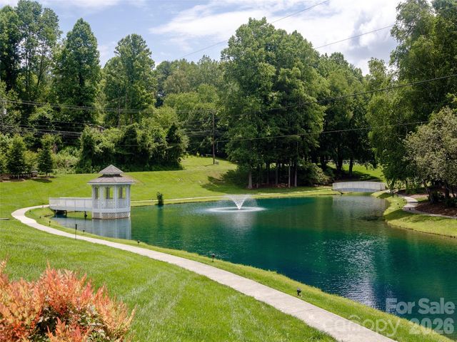 206 Black Oak Lane, Hendersonville, NC 28791