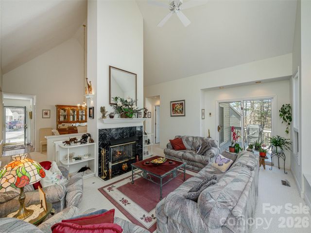 206 Black Oak Lane, Hendersonville, NC 28791