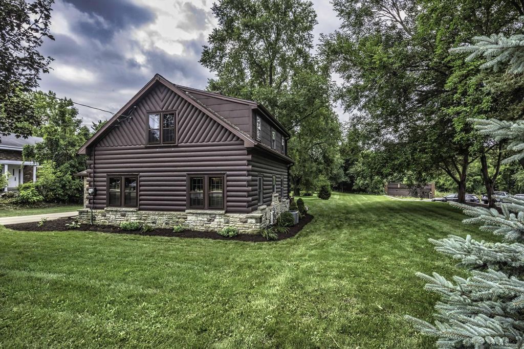 1541 E Racine AVENUE, Waukesha, WI 53186
