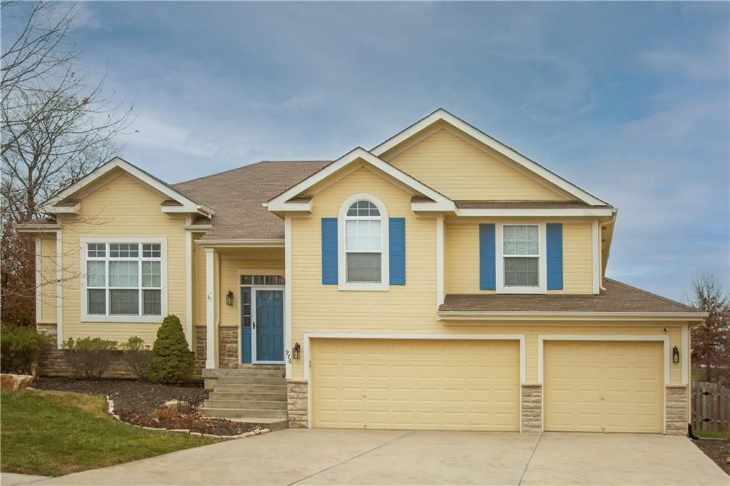976 Ridge Drive, Lansing, KS 66043 — exterior
