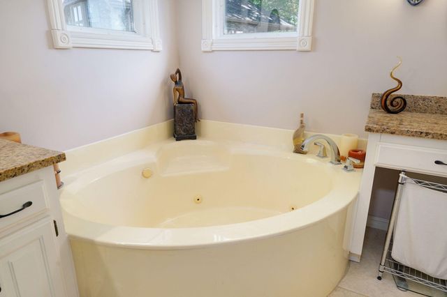 876 W Kingsway Drive, Springfield, MO 65810