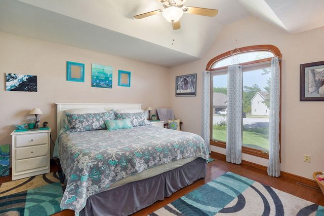 876 W Kingsway Drive, Springfield, MO 65810
