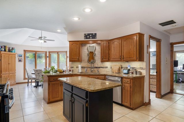 876 W Kingsway Drive, Springfield, MO 65810