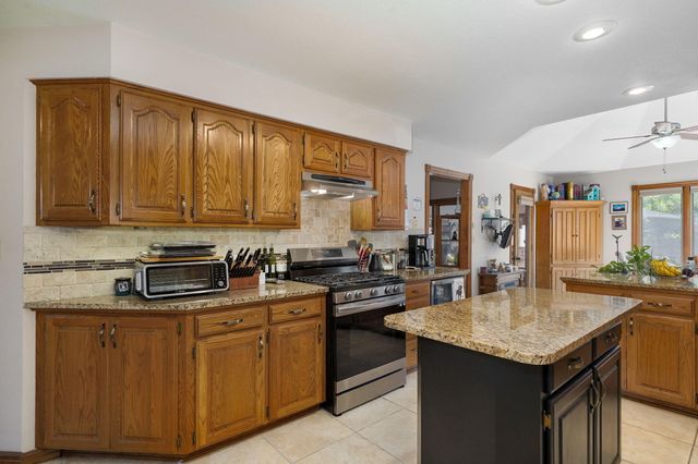 876 W Kingsway Drive, Springfield, MO 65810