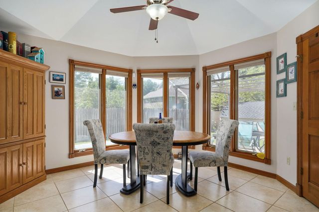 876 W Kingsway Drive, Springfield, MO 65810