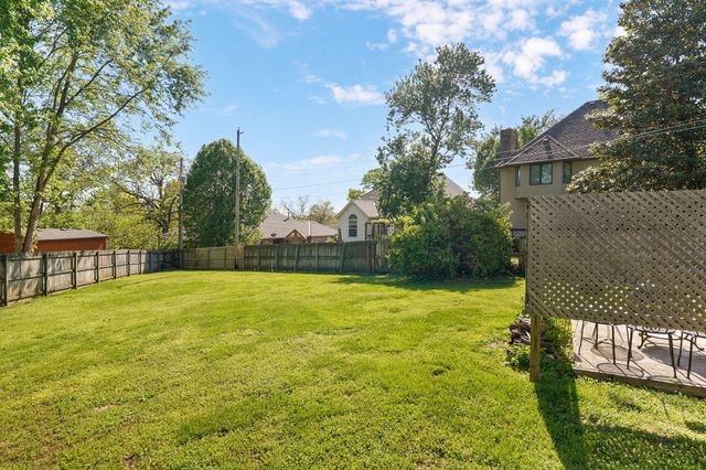 876 W Kingsway Drive, Springfield, MO 65810