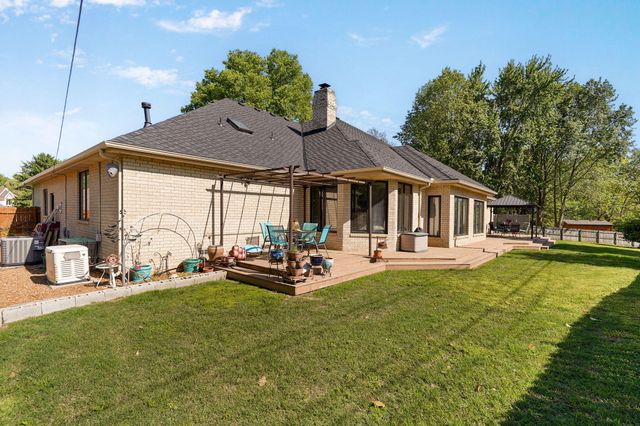 876 W Kingsway Drive, Springfield, MO 65810