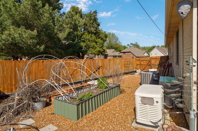 876 W Kingsway Drive, Springfield, MO 65810