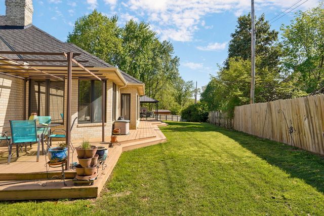 876 W Kingsway Drive, Springfield, MO 65810