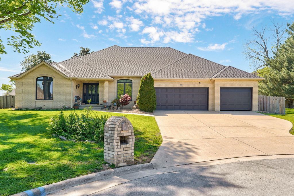 876 W Kingsway Drive, Springfield, MO 65810