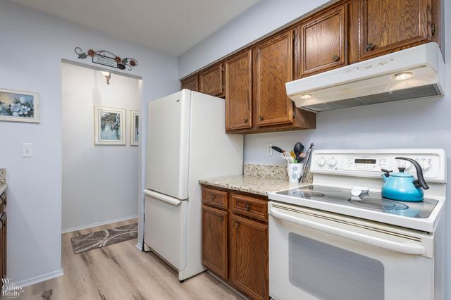 13700 Villa Pointe Dr Drive, Warren, MI 48088