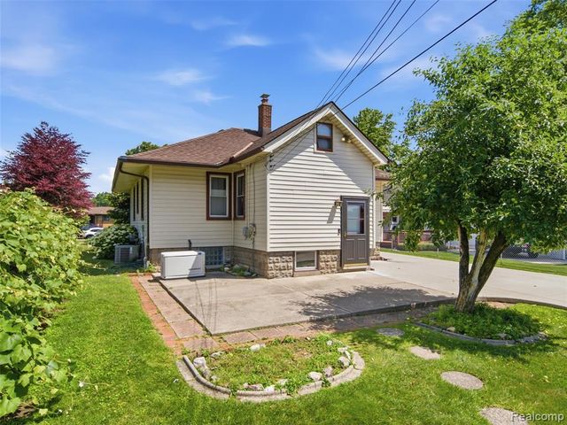 22620 Lake Boulevard, Saint Clair Shores, MI 48082