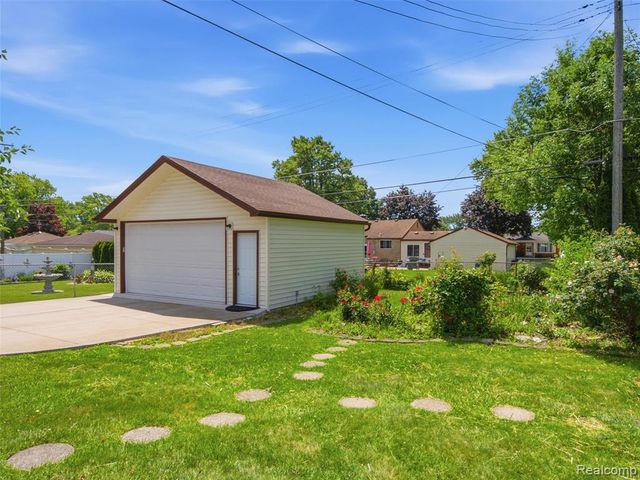 22620 Lake Boulevard, Saint Clair Shores, MI 48082