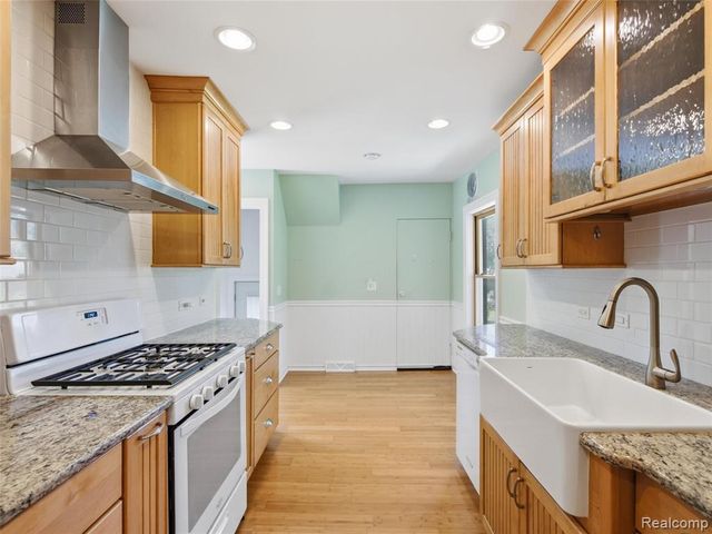 22620 Lake Boulevard, Saint Clair Shores, MI 48082